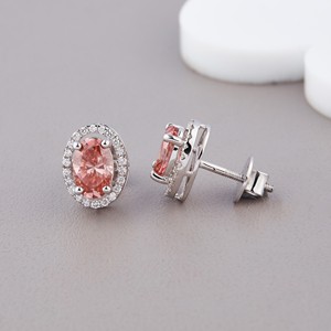 ต่างหูเพชรทรงรีสีชมพูเพาะเลี้ยงในห้องปฏิบัติการ ได้รับการรับรองจาก IGI ประดับเพชรแบบ Halo ตัวเรือนทองคำขาว/ทองคำเหลือง/ทองคำชมพู 9K - Product Image 2