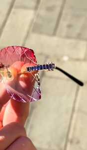 Gafas de sol de lujo sin montura con degradado rojo y diamantes, montura dorada y patillas con detalles de cristal para hombre y mujer - Product Image 3