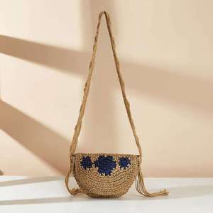 Transformez vos tenues saisonnières avec ce sac élégant en fil naturel, doté d'une structure en forme de croissant et d'accentuations frangées. - Product Image 2