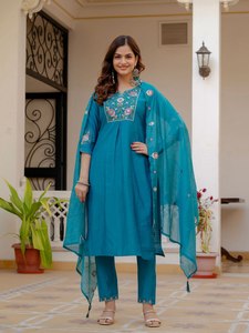 Ensemble Kurti de créateur avec dupatta en soie Maslin et travail de sequins – Tenue indienne élégante pour l'exportation mondiale - Product Image 5