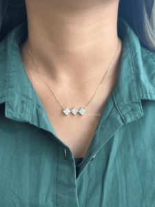 Collier de luxe pour femme avec pendentif géométrique à trois pierres en or 14 carats, diamant de laboratoire taille coussin 3,00 carats certifié IGI - Product Image 1