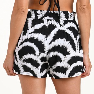 Shorts de bain amples pour femmes, personnalisables avec logo, imprimés par sublimation, doux, très demandés, pour la plage - Product Image 5