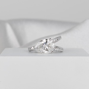 แหวนหมั้นเพชรทรงลูกแพร์ 3 กะรัต หรูหรา ดีไซน์วงแหวนแยก 14K ทองคำขาว ประดับเพชรเลี้ยงในห้องปฏิบัติการ สง่างาม เหมาะสำหรับเจ้าสาว - Product Image 1