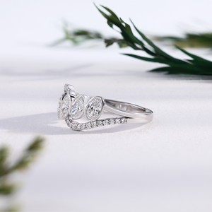 Elegante Anillo de Oro Blanco con Diamante de Corte Ovalado, Diseño Ondulado, Engaste Único en Bisel, Banda Curva con Pavé, Joyería Fina para Novia - Product Image 2