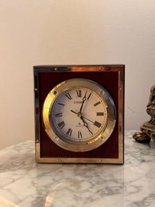 Reloj de Escritorio de Madera Optimum Citizen Square con Números Romanos, Movimiento de Cuarzo, Diseño Tradicional, Funciona con Batería - Product Image 4