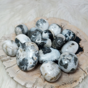 Vente en gros de 20 à 30 mm de jaspe indonésien naturel de haute qualité, pierres précieuses en cristal de guérison fabriquées à la main, pierre de zèbre polie dégringolée - Product Image 5