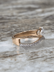 Bague Toi et Moi Classique en Diamant de Laboratoire Forme Poire Certifié IGI 0,32 Carat Or Jaune Bande Pavé en V Bijoux de Luxe - Product Image 4
