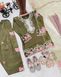 ชุดเดรสเด็กผู้หญิงสีเขียวปักลายผ้าเครปธรรมชาติแบบดั้งเดิมทรงปกติความยาวระดับเข่าสำหรับงานปาร์ตี้งานแต่งงานสไตล์อินเดีย - Product Image 5