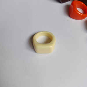 Anillo de Dedo Cuadrado Clásico de Acrílico, Diseño Único para Bodas y Compromisos, Accesorios de Regalo Populares, Marca KISWAH CRAFT, IGI - Product Image 3