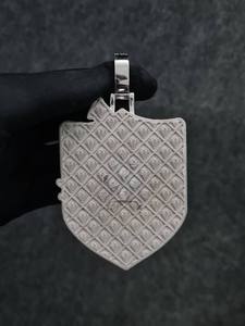 Pendentif en argent 925 en forme de bouclier, breloque minimaliste unisexe pour usage quotidien, breloque à thème Moissanite - Product Image 1