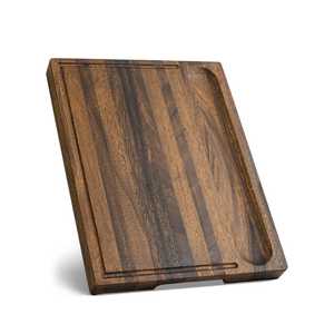 Planche à découper en bois d'acacia fabriquée à la main par un artisan professionnel : rainure pour les jus, poignées, pieds antidérapants - Product Image 1