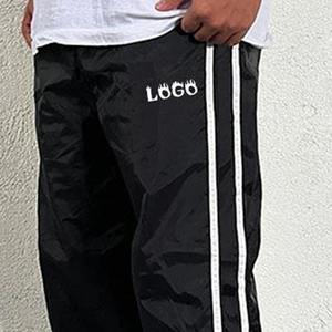 Pantalon évasé élastique respirant et écologique pour homme, en nylon noir, avec cordon de serrage et logo personnalisé, style streetwear tendance - Product Image 5