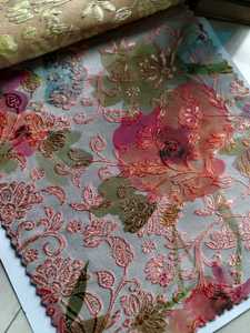 Tissu brodé de fleurs avec un fond floral imprimé - Product Image 1