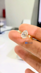 Bague de fiançailles et de mariage unisexe plaquée or 18 carats avec diamant de laboratoire taille ovale et sertissage griffe réglable, idéale pour les anniversaires et les fêtes - Product Image 2