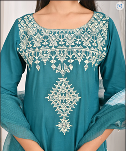 ชุดคุร์ตะทรงเอไลน์ปักลายสีเขียวทะเล พร้อมผ้าคลุมไหล่แบบ Bandhej - Product Image 4