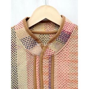 Nouveauté ART&ART - Gilet court élégant pour femme, en coton tricoté à la main, patchwork indien multicolore, style Kantha vintage, col en V - Product Image 2