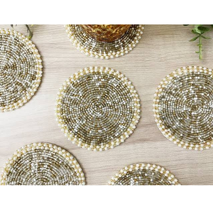 Posavasos de cuentas de alta calidad con coloridos patrones de estrellas en rosa, azul, amarillo y naranja. Posavasos de cuentas al mejor precio. - Product Image 2