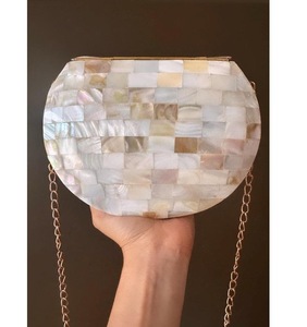 Bolso de Mano de Resina Hecho a Mano con Cadena, Correa para el Hombro, Patrón a Cuadros Blanco y Negro, Regalo para Bodas y Fiestas - Product Image 2