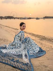 ชุดเดรส Anarkali ปักลายดอกไม้สีขาวและน้ำเงินสุดหรูสำหรับผู้หญิง – ชุดเดรสออกงานยาวดีไซน์เนอร์ - Product Image 2