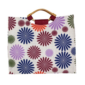 Sac de courses en jute laminé PP à imprimé floral de haute qualité avec poignée en bois, tendance pour femmes et jeunes filles, idéal pour les courses et les cadeaux - Product Image 1