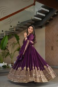 Robe de mariée ethnique pour femme, brodée de sequins Zari violets, style Salwar Kameez Dupatta, Inde Pakistan, en matériaux recyclés, entièrement faite à la main - Product Image 3