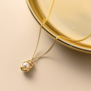 สร้อยคอเงินแท้ S925 พร้อมจี้เปลือกหอยมุกทรงไม่สมมาตร ดีไซน์เก๋ไก๋แบบซ้อนไข่ รุ่น D9229 - Product Image 1