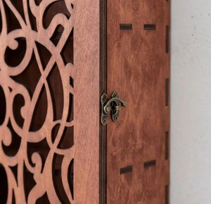 Mueble de Baño de Madera para Montar en la Pared con Puerta Tallada, 3 Estantes para Almacenamiento de Medicamentos y Artículos Esenciales, Diseño Tradicional - Product Image 6