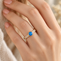 Bague en opale bleue à facettes rondes avec double rangée de zircone cubique blanche sur les épaules, en argent sterling 925