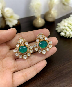 Pendientes de lujo de calidad premium con pedrería Polki, hermosos y ligeros, perfectos para fiestas, bodas y complementan cualquier atuendo. - Product Image 1