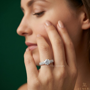 Bague de fiançailles Lumera Fine Jewellery en platine avec diamant rond et pierres latérales pavées, solitaire classique, bijoux pour femmes - Product Image 1