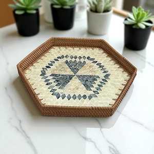 Plateau décoratif exclusif en rotin incrusté de nacre, mosaïque artistique de coquillages, organisateur de rangement et de présentation pour les intérieurs sophistiqués - Product Image 1