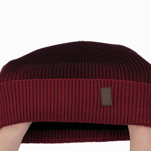 Gorro de punto de diseñador de moda 2026, color rojo vino intenso, forrado de satén, cálido para invierno, con parche de cuero personalizado, gorro liso, venta al por mayor - Product Image 5
