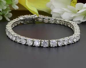 Bracelet tennis pour femme en moissanite VVS1 taille ronde 12 carats, plaqué or jaune 14 carats - Product Image 3