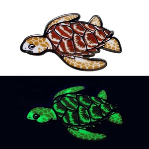 Venta al por Mayor de Pins Luminosos de Metal con Diseños Personalizados de Criaturas Marinas - Product Image 3