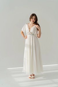 Vestido de Noche Elegante de Seda Blanca con Bordado Floral a Mano, Cuello en V y Corte en A, Ideal para Bodas, Eventos Formales y Verano - Product Image 4