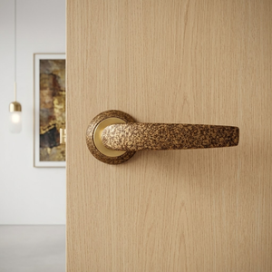 Poignée de porte contemporaine Terra Glint |   Finition texturée aspect antique avec quincaillerie dorée pour portes intérieures - Product Image 4