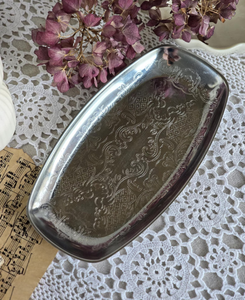 Bandeja de Metal Plateada de Estilo Vintage, Diseño Atemporal para Servir Alimentos, Decoración de Mesa, Tamaño, Forma y Color Personalizables - Product Image 1