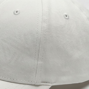 Casquette de baseball blanche à 6 panneaux avec logo brodé géométrique sur le panneau avant, unisexe, décontractée, ajustée - Product Image 5