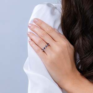 แหวนทองคำแท้ 14K ประดับไพลินสีน้ำเงินธรรมชาติทรงรีขนาด 4*3 มม. ห้าเม็ด ดีไซน์เกลียว พร้อมเพชร แหวนแต่งงานแบบครึ่งวงกลม - Product Image 3