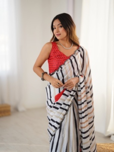 Hermoso Saree de Chinnon con Estampado Floral y Bordado de Espejo, con Blusa Sin Coser, para Mujer - Product Image 3