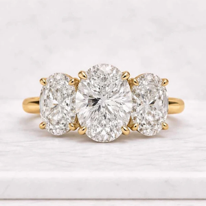 Anillo de compromiso clásico de tres piedras con diamante de corte ovalado en oro de 14k con engaste de puntas para mujer - Product Image 1