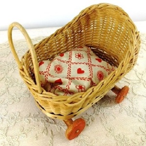 Cochecito de Mimbre Ecológico para Muñecas con Ruedas de Madera, Diseño Tradicional, Muebles Duraderos para Niños Pequeños - Product Image 3