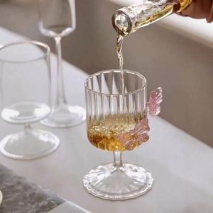 Copa de Vino Alta de Cristal Borosilicato Resistente al Calor con Diseño 3D de Mariposas, Personalizada al por Mayor - Product Image 4