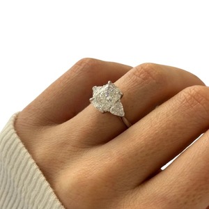 Anillo de compromiso de lujo con tres diamantes cultivados en laboratorio de 3 quilates, corte cojín alargado, y tres diamantes laterales en forma de trillón. - Product Image 4