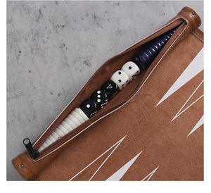 Jeu de backgammon pliable en cuir avec pions blancs et noirs pour jouer en intérieur et en extérieur - Product Image 1