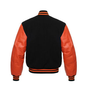 Chaqueta Varsity Roja Moderna con Mangas Gris Plateado y Ribete Acanalado Clásico para Venta al por Mayor Personalizada de Ropa Urbana y de Moda Universitaria - Product Image 6