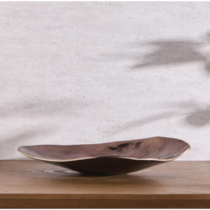 Nouveau Bol Décoratif Bas en Bronze Texturé Fait Main Style Américain avec Bord Ondulé Asymétrique – Plat Moderne pour Servir les Snacks sur Table - Product Image 1