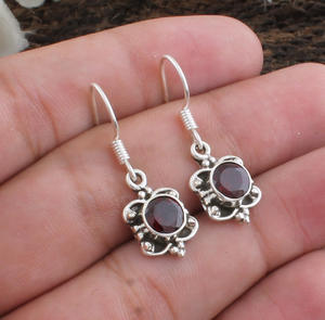 Pendientes Minimalistas de Granate Rojo Dorado, Pendientes Delicados de Citrino en Bruto, Pendientes Estéticos de Piedra del Sol, Regalo para Ella - Product Image 1