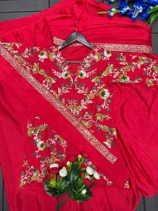 Conjunto de Lehenga Rojo Bordado con Falda Plisada de Corte Acampanado y Dupatta, Vestido Maxi de Fiesta con Cuello en V y Manga Corta - Product Image 6
