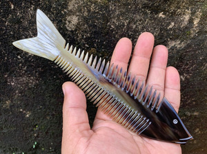 Peine de cuerno de Búfalo con logotipo personalizado de alta calidad estilo pez, cepillo para el cabello, peine de cuerno Natural al por mayor, el mejor diseño para uso doméstico - Product Image 3